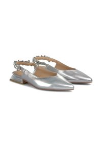 Scarpe slingback metallizzate argento con punta affusolata, tacco basso e cinturino decorativo con dettagli lungo la parte posteriore. Texture liscia.