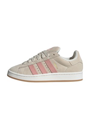 Beige ruskindsneaker med pink striber, hvid sål, snørebånd og ordet "CAMPUS" i guld på siden.