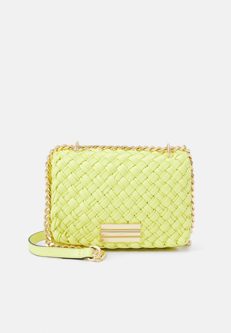 Borsa intrecciata di un brillante giallo con una tracolla a catena, caratterizzata da una superficie liscia, forma rettangolare e un accento metallico sul fronte.
