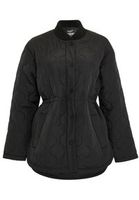 Chaqueta acolchada negra con cuello redondeado, botones a presión y cintura elástica. Presenta bolsillos laterales y una textura suave y brillante.