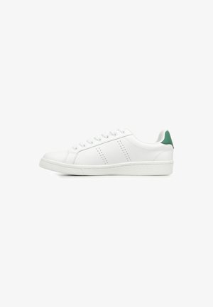 Weiße Ledersneaker mit rundem Zehenbereich, strukturiertem Zwischensohle, grünem Fersenakzent und durchbrochenen diagonalen Streifendetails an den Seiten.