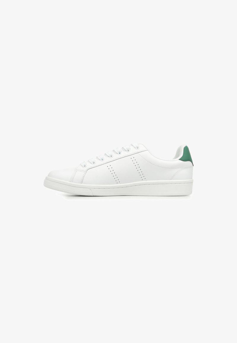 Witte leren sneaker met ronde neus, gestructureerde tussenzool, groene hielaccent en geperforeerde diagonale streepdetails aan de zijkanten.