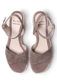 Sandali espadrilles marroni con cinturini incrociati in morbido suede e tessuto, suola in iuta intrecciata e cinturino alla caviglia regolabile.