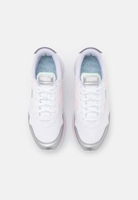 Vita sportskor med rosa detaljer och silveraccenter. Har en slät textilöverdel, rund tå och vadderad innersula. Logotyp på tungan.