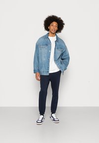 Jack & Jones JJIKANE JJBRINK PANTS - Calças de fato de treino - navy