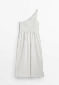 Abito bianco a spalla singola con corpo smockato texturizzato, gonna fluida e vita elastica, realizzato in tessuto leggero.