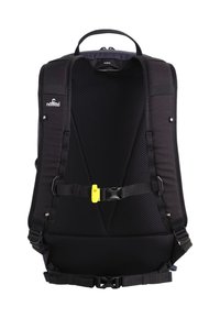 Zwarte rugzak met een gemetste mesh achterkant, verstelbare schouderbanden, gesp-sluitingen en een logo. Heeft een gestroomlijnd ontwerp zonder externe zakken.