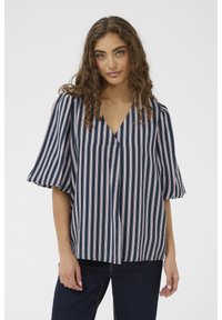 Bluză cu dungi navy-albastre și dungi verticale roz și albe, decolteu în V, mâneci scurte evazate și material moale. Asortează cu blugi închiși la culoare.
