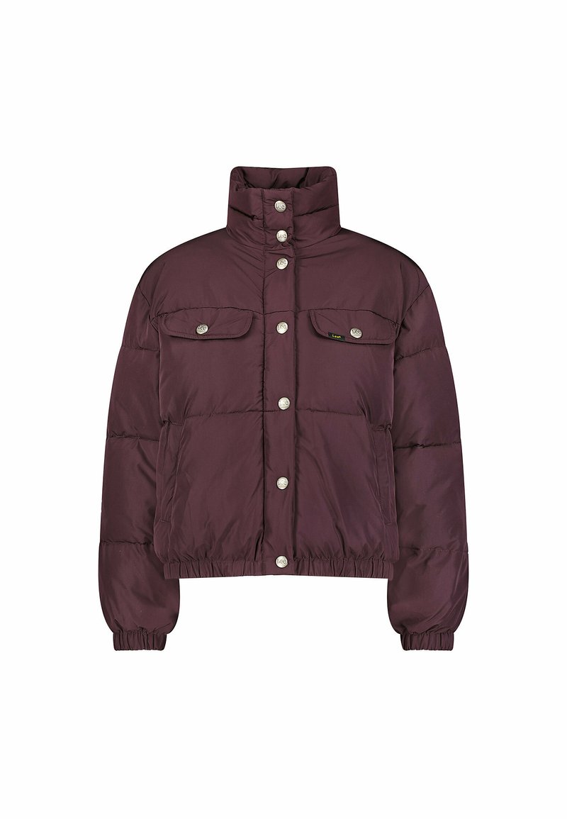 Bordeaux pufferjack met een hoge kraag, zilveren drukknoopjes, twee zakken aan de voorkant en elastische manchetten voor een snug fit. Lichtgewicht materiaal.