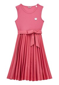 Robe sans manches rose avec un haut côtelé, une jupe plissée et une ceinture en tissu assortie. Présente un petit badge en forme de cœur sur la poitrine.