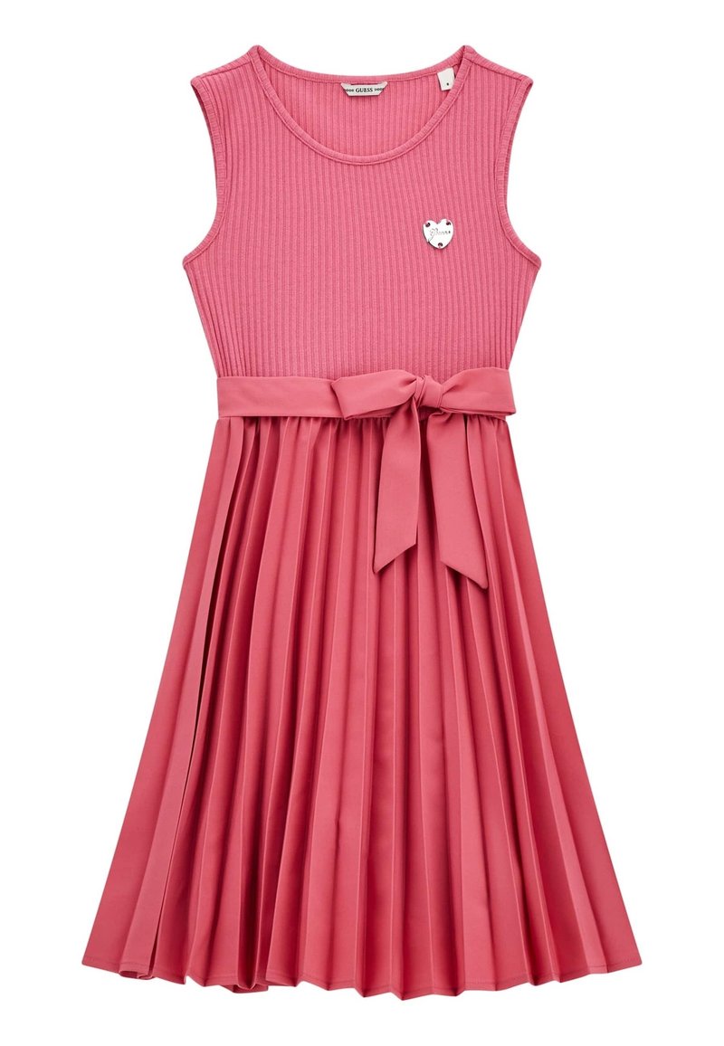 Robe sans manches rose avec un haut côtelé, une jupe plissée et une ceinture en tissu assortie. Présente un petit badge en forme de cœur sur la poitrine.