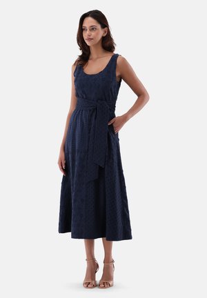 Navyblaue ärmellose Kleid aus strukturiertem Stoff, mit einer taillierten Taille und einem passenden Gürtel sowie einem schwingenden Rock.
