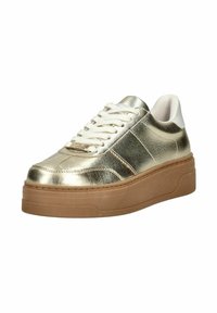 Sneakers metallici oro con punta rotonda, lacci bianchi e interno color crema. Presentano una suola spessa in gomma marrone e dettagli di cucitura discreti.