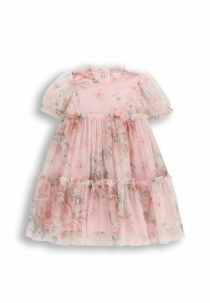 Jasnoróżowa przezroczysta kwiatowa sukienka z bufkami, warstwowymi falbankami i okrągłym dekoltem, zaprojektowana dla dziecka.