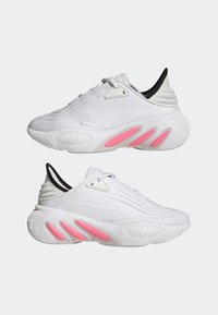 Białe sportowe buty z teksturowanym cholewką z siateczki, kontrastującym czarnym akcentem na kołnierzu oraz różowymi gumowymi detalami na podeszwie.