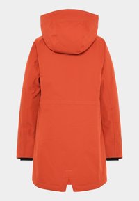 Vandtæt orange parka med hætte, lange ærmer og bagvintage. Glat tekstur med kontrasterende sorte inderskafter.