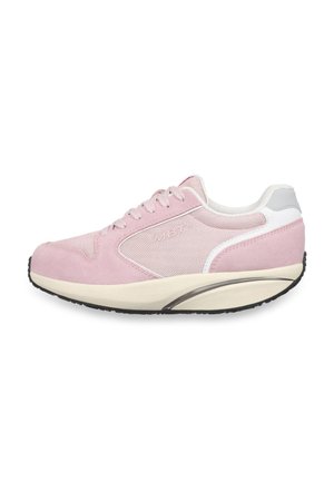 Zapatilla MBT en rosa claro y blanco con parte superior de malla y ante, suela gruesa acolchada y cierre de cordones, diseñada para ofrecer comodidad y equilibrio.