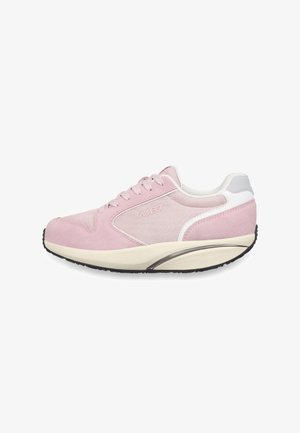 Hellrosa-weißer MBT-Sneaker mit Mesh- und Veloursleder-Obermaterial, dicker gepolsterter Sohle und Schnürverschluss, entwickelt für Komfort und Gleichgewicht.