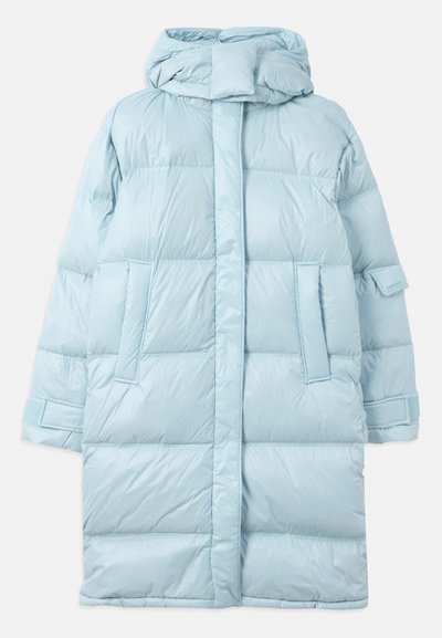 Jasnoniebieska kurtka puchowa z kapturem, z pikowanym wzorem, bocznymi kieszeniami i regulowanymi mankietami. Gładka, błyszcząca tekstura materiału.