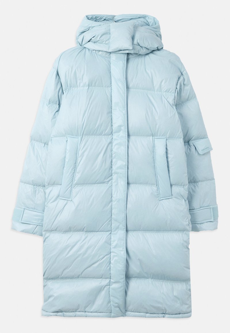 Veste matelassée bleu clair avec capuche, présentant un design matelassé, des poches latérales et des poignets ajustables. Texture de tissu lisse et brillante.