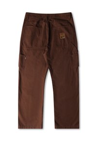 Brune cargo bukser med en afslappet pasform, der har to baglommer, en sidelomme og en firkantet logo-patch på den højre baglomme.