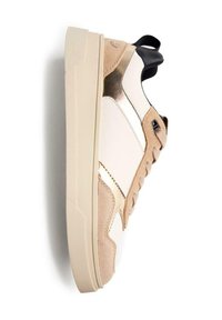 Sneaker beige con tomaia in suede, dettagli metallici, suola intermedia bianca e suola testurizzata. Caratterizzato da un tassello per il tiro e design con lacci.