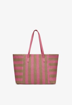 Bolso tote rectangular grande tejido con rayas verticales y horizontales en rosa y marrón, con asas de hombro de cuero rosa.