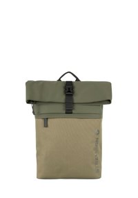 Roll-top rugzak in olijfgroen en tan, gemaakt van duurzaam materiaal. Voorzien van een gesp sluiting en een zijvak met een minimalistisch logo.