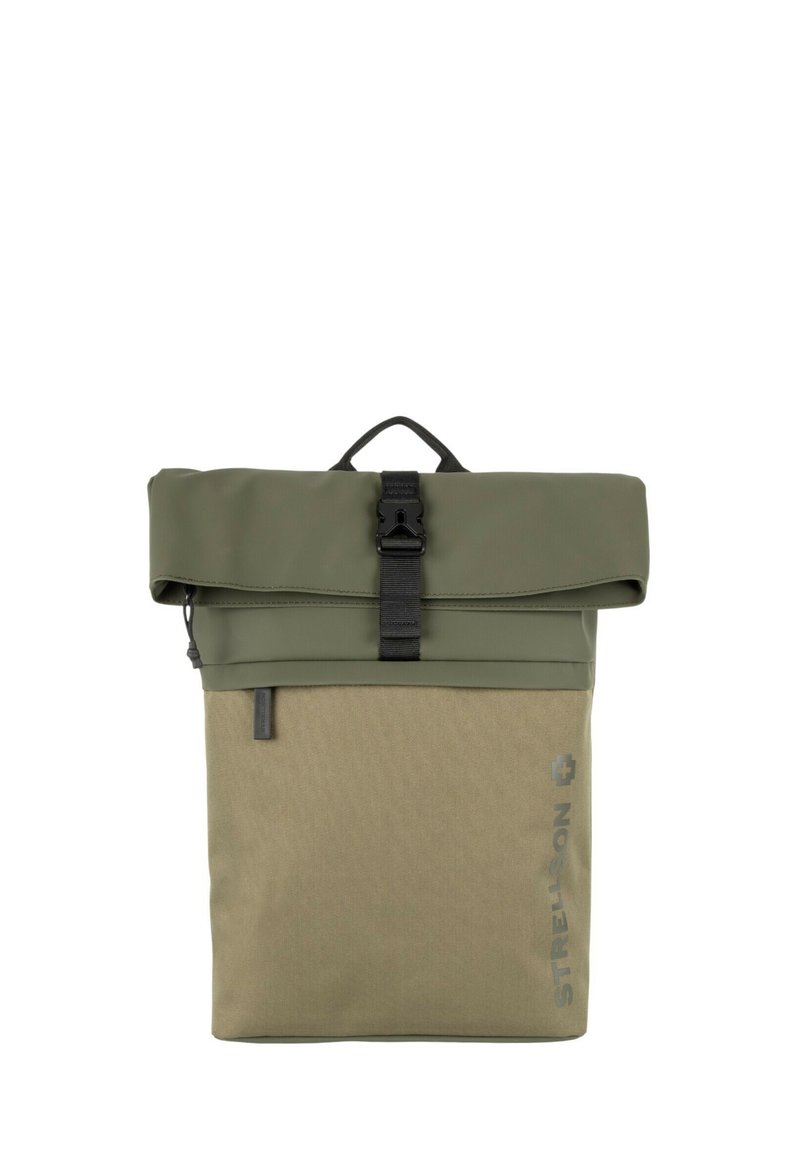 Roll-top rugzak in olijfgroen en tan, gemaakt van duurzaam materiaal. Voorzien van een gesp sluiting en een zijvak met een minimalistisch logo.