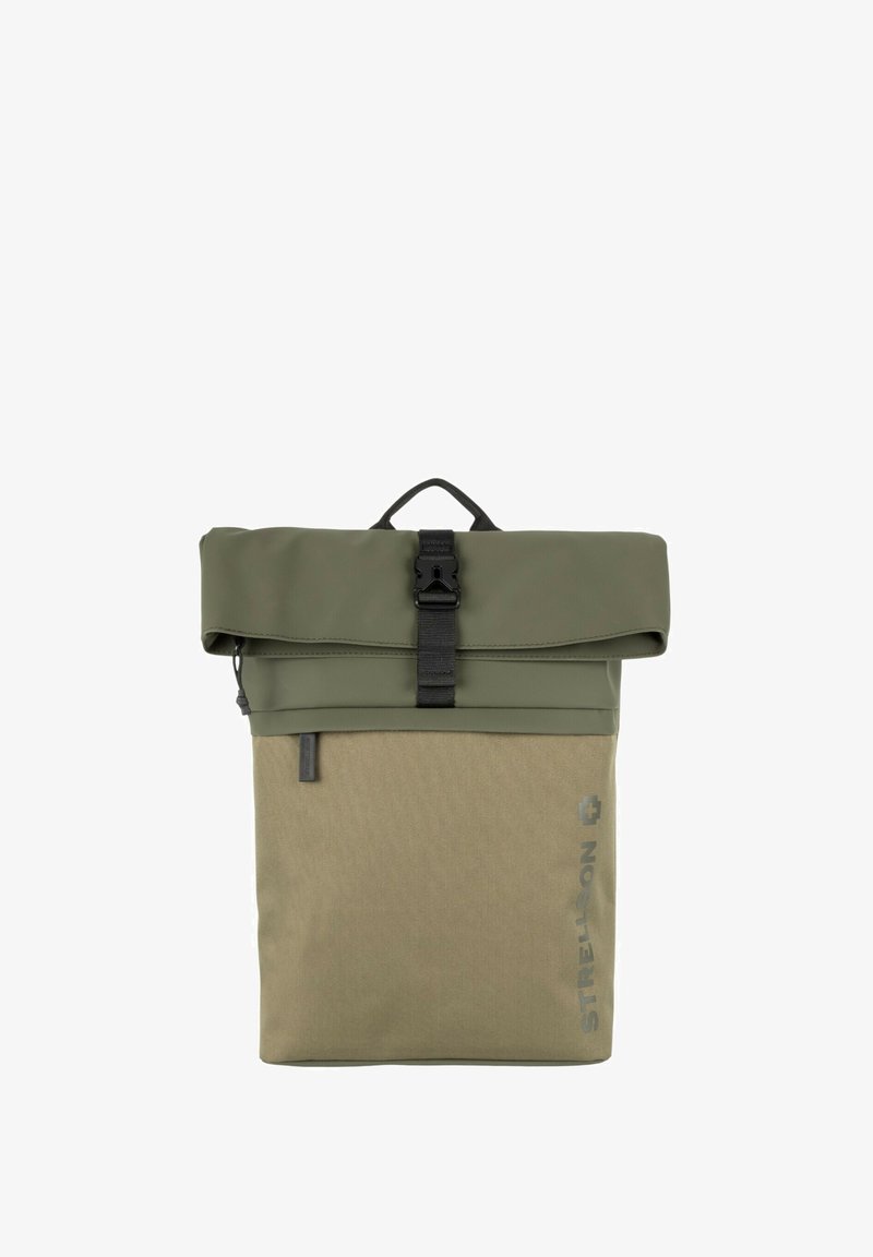Roll-top rugzak in olijfgroen en tan, gemaakt van duurzaam materiaal. Voorzien van een gesp sluiting en een zijvak met een minimalistisch logo.
