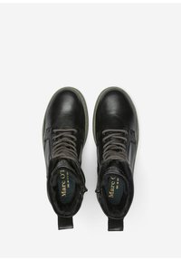 Zwarte leren enkellaarsjes met ronde neus, grijze veters en groene rubberen zool. Voorzien van een rits aan de zijkant en een zachte binnenvoering.