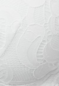 Vitt spetsbh med blommönster och texturerade detaljer. Har en slät yta med intrikata sömmar och fina meshavsnitt.