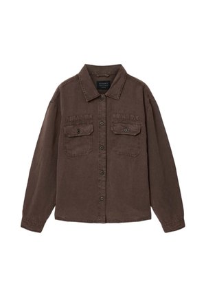 Brun langærmet jakke med knapper foran, to klaplommer på forsiden og en krave, lavet af blødt, let falmet stof.