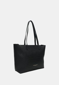 Borsa a tote nera con stampa a coccodrillo, dotata di doppi manici piatti, caratterizzata da una silhouette strutturata e un accento in metallo con logo sul davanti.