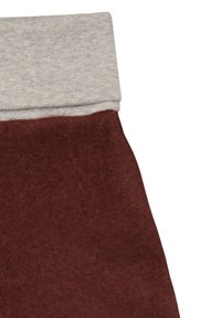 Braunes Wildledermaterial unten mit einem hellgrauen, gerippten Bündchen. Die Textur ist weich und zeigt einen nahtlosen Übergang zwischen den Farben.