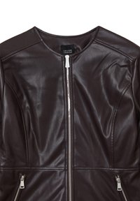 Veste en cuir marron foncé avec un col rond, fermeture éclair à l'avant et deux poches latérales dotées de détails en métal argenté et d'une texture lisse.