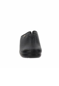 Scarpa nera senza lacci con finitura in pelle testurizzata, punta arrotondata e un piccolo elemento decorativo. Suola piatta per comfort e stabilità.