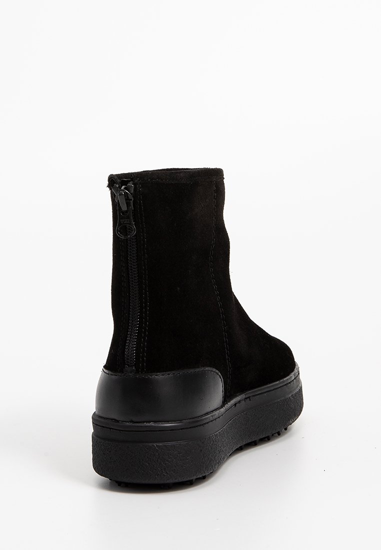 Schwarze Wildleder-Stiefeletten mit einer glatten schwarzen Gummisohle. Mit einem seitlichen Reißverschluss und einer runden Zehenform. Strapazierfähiges, strukturiertes Material.