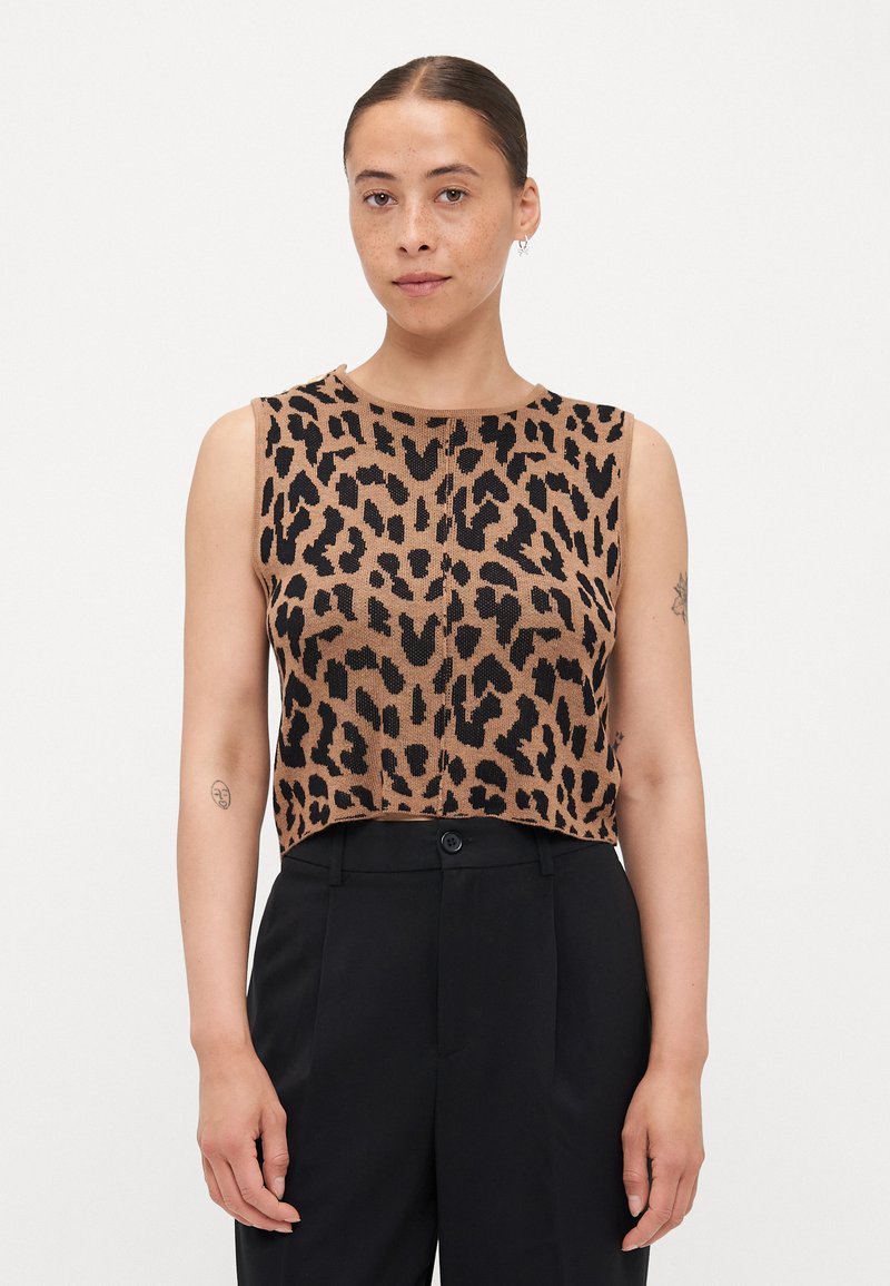 Χακί αμάνικο τοπ με μαύρο λεοπάρ σχέδιο, πλεκτή υφή, στρογγυλή λαιμόκοψη και κοντό σχέδιο, συνδυασμένο με μαύρο παντελόνι ψηλής μέσης.