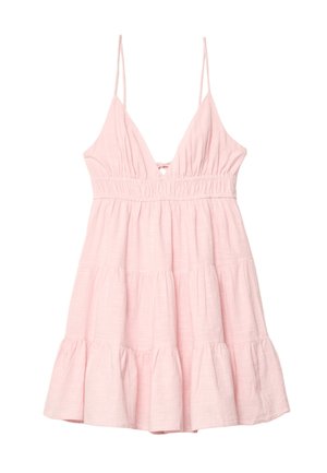 Robe d'été rose clair avec des bretelles spaghetti, un décolleté en V profond, une taille froncée et une jupe A-line à volants. Fabriquée en tissu texturé et léger.
