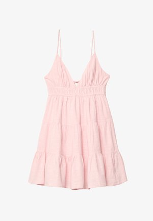 Robe d'été rose clair avec des bretelles spaghetti, un décolleté en V profond, une taille froncée et une jupe A-line à volants. Fabriquée en tissu texturé et léger.