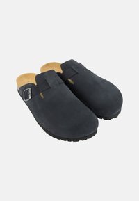 Dunkelblaue Wildleder-Clogs mit einer hellbraunen Lederinnensohle, verstellbarem Schnallendetail und schwarzen Gummisohlen, die ein rundes Zehendesign aufweisen.