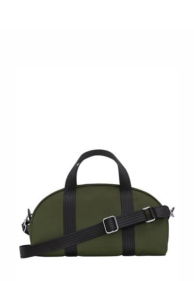 Grüne halbkreisförmige Handtasche mit schwarzen Griffen und einem verstellbaren schwarzen Schultergurt auf der Vorderseite vor einem weißen Hintergrund.