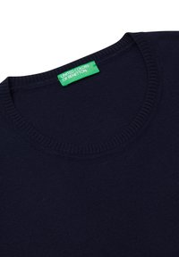 Granatowy sweter z okrągłym dekoltem i prążkowanym kołnierzem. Wykonany z miękkiego materiału. Zawiera zieloną metkę z napisem "United Colors of Benetton".