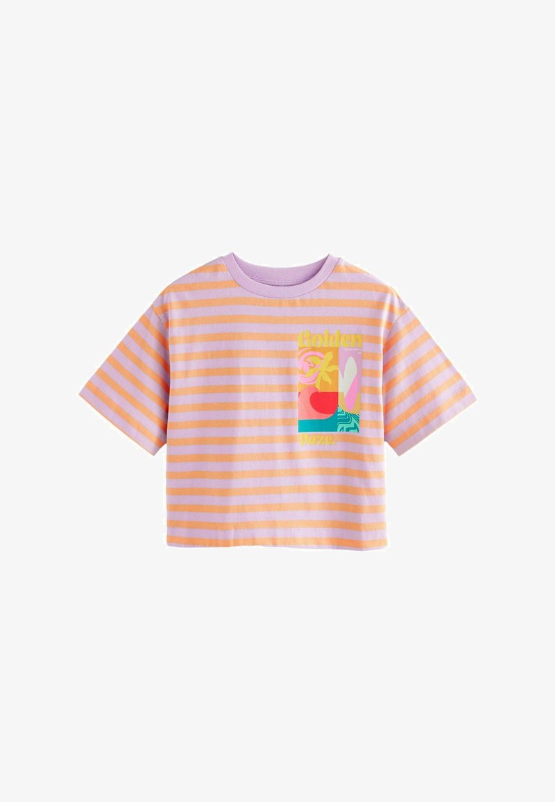 T-shirt corta a maniche corte con righe orizzontali rosa e arancioni e una grafica colorata con testo sul petto.