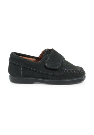 Schwarze Wildleder-Slipper mit einem Klettverschluss, kontrastierenden Nähten und einer abgerundeten Zehenpartie, Gummisohle für guten Halt.