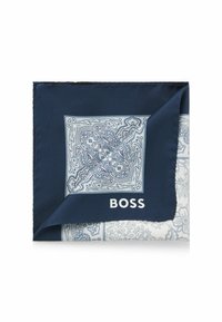 Sciarpa in seta blu navy con motivo paisley in azzurro chiaro e bianco, con un logo "BOSS" prominente in bianco su una sezione scura.