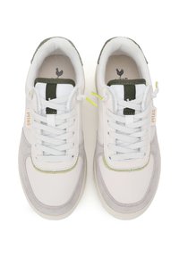 Baskets blanches avec des accents en suède gris, une languette en mesh, des détails verts et des lacets contrastés. Présente un logo "PITAS" doré sur le côté.