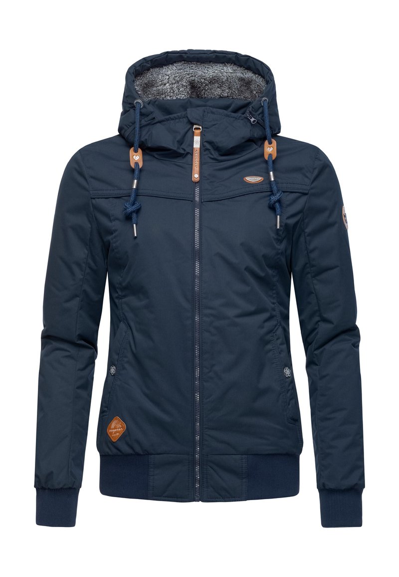 Mørkeblå isoleret jakke med pelsforet hætte, elastiske manchetter og lynlås. Har brune læderdetaljer og et logoemblem på siden.