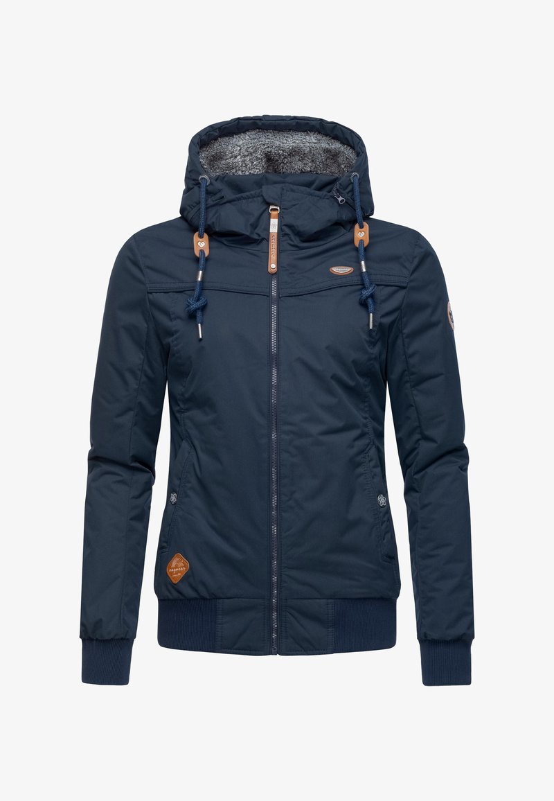 Mørkeblå isoleret jakke med pelsforet hætte, elastiske manchetter og lynlås. Har brune læderdetaljer og et logoemblem på siden.